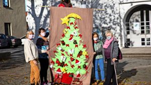 Stolz zeigen die Organisatorinnen den selbst genähten Wunschbaum vor dem Rathaus. Foto: Ines Rudel