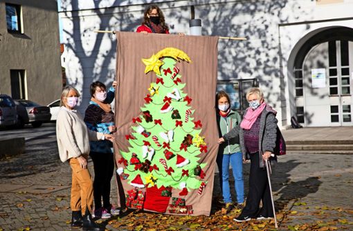Stolz zeigen die Organisatorinnen den selbst genähten Wunschbaum vor dem Rathaus. Foto: Ines Rudel