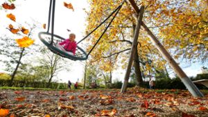Auf den Spielplatz statt in die Schule – das geht in den Herbstferien. Foto: dpa/Thomas Warnack