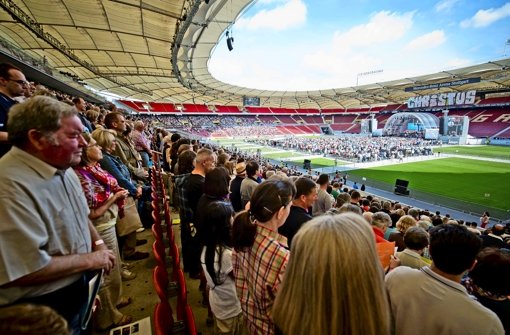 Gottesdienst statt Fußball: 21 000 Menschen strömen zum Christustag ins die Mercedes-Benz-Arena Foto: Max Kovalenko