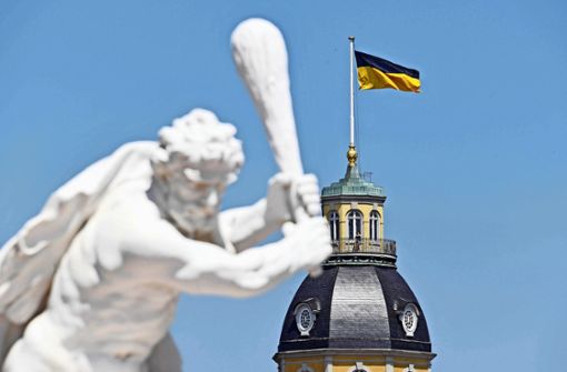 Dass auf de, Schlossturm in Karlsruhe die Landesflagge von Baden-Württemberg wehte, und nicht mehr die badische Landesflagge, hatte im badischen Landesteil für Unmut gesorgt. Foto: dpa