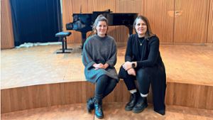 Musikschulleiterin Maria Wunder (rechts) und Lisa Wohlfahrt, die Fachbereichsleiterin für die  Studienvorbereitende Ausbildung. Foto: SMTT