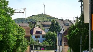 Der Grüne Heiner, hier aus Richtung Ditzingen fotografiert, ist bislang das einzige Windrad im Strohgäu, steht aber auf Weilimdorfer Gemarkung. Vielleicht bekommt er bald Nachbarn in Hemmingen. Foto: Simon Granville