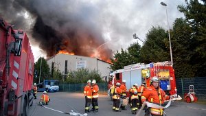 Ein Großbrand hat eine Müllhalle in Backnang zerstört. Es entstand eine Million Euro Schaden. Foto: SDMG