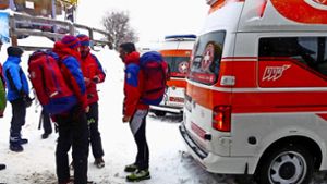 Die Rettungskräfte beraten sich nach dem Lawinenunglück in St. Valentin. Foto: dpa