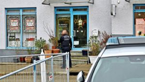 Die Polizei inspiziert das überfallene Geschäft in Winnenden. Foto: 7aktuell.de/Kevin Lermer