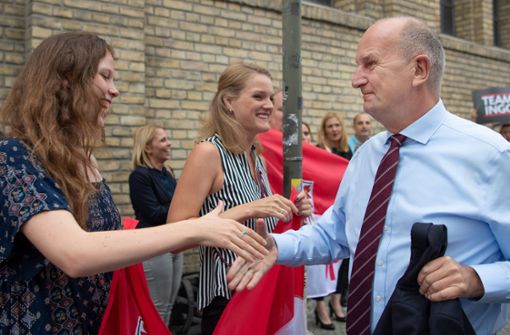Ministerpräsident Dietmar Woidke (SPD) mit jungen Anhängerinnen – er gilt als bekanntester und beliebtester Politiker Brandenburgs. Foto: dpa