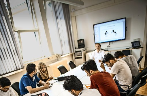 Im Vorbereitungskurs der Technikhochschule lernen Flüchtlinge, was man für ein Bau-Studium mitbringen muss. Foto: Lichtgut/Leif Piechowski