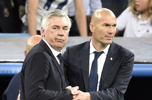 Carlo Ancelotti und Zinedine Zidane – der neue und alte Trainer von Real Madrid. Foto: AFP/GERARD JULIEN