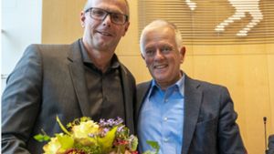 Blick nach vorn auf den Zeitraum bis Ende 2027: Bürgermeister Dirk Thürnau (links) steht vor einer neuen Amtszeit. OB Fritz Kuhn gratuliert. Foto: Leif Piechowski