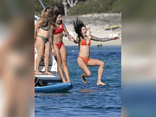 Und rein ins kühle Wasser: So fröhlich planschten die spanischen Fußball-Weltmeisterinnen vor Ibiza. Foto: getty/[EXTRACTED]: Francisco Guerra/Europa Press via Getty Images