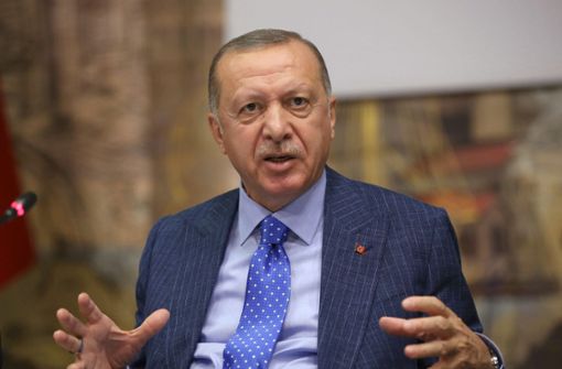 Der türkische Präsident Recep Tayyip Erdogan hat mit Kanzlerin Angela Merkel telefoniert. „Sind wir jetzt Nato-Partner oder nicht?“, soll er in dem Gespräch gefragt haben. Foto: dpa