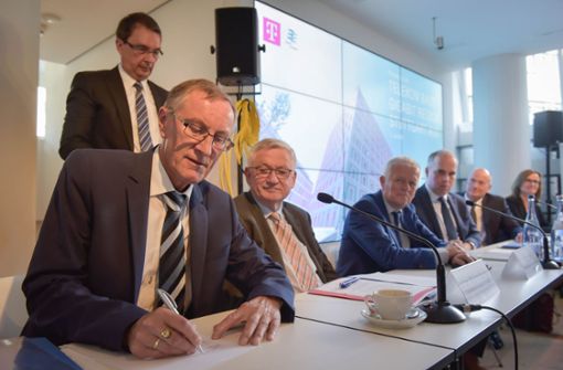 Im Juli wurde die Absichtserklärung für die Zusammenarbeit mit der Telekom unterschrieben, hier vom Böblinger Landrat Roland Bernhard. Foto: Lichtgut/Max Kovalenko