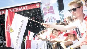 Der VfB Stuttgart ist wieder erstklassig und hat sich auf dem Cannstatter Wasen am Sonntag gebührend feiern lassen. Foto: 7aktuell.de/Andreas Friedrichs