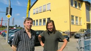 Die Künstler und Mitgründer des Kunstvereins Gästezimmer, Alf Setzer (links) und Michelin Kober, stehen vor ihrem „Gästezimmer“ an der Vaihinger Straße 140. Foto: Nora Stöhr