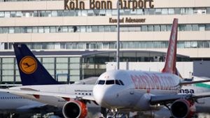 Wegen eines Lochs in einer Landebahn ist der Flughafen Köln-Bonn blockiert gewesen. Foto: dpa