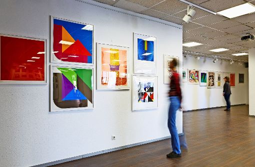 Noch hängen die Kunstwerke in der Ausstellung, bald womöglich über dem heimischen Sofa. Foto: T. Krämer