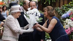 Am Samstagvormittag hat Königin Elizabeth II. (links) zum Abschluss ihres Frankreich-Besuchs den berühmten Blumenmarkt von Paris besucht. Foto: dpa