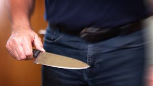 Der 23-Jährige soll unter anderem mit einem Messer attackiert worden sein. (Symbolbild) Foto: IMAGO/Bihlmayerfotografie/IMAGO/Michael Bihlmayer