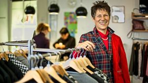 Petra Reichelt arbeitet ehrenamtlich in der Secondhand-Boutique Prag A im Stuttgarter Norden. Foto: Lichtgut/Leif Piechowski