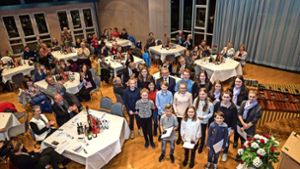 Stolze Gesichter im Bürgersaal des Ditzinger Rathauses: Auch die Preisträger von Jugend musiziert Foto: factum/Weise