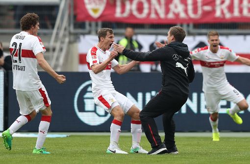 Unbändiger Jubel beim VfB Stuttgart: Siegtorschütze Florian Klein (Mitte) und Trainer Hannes Wolf nach dem 3:2. Foto: dpa