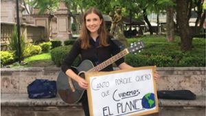 „Ich singe, weil ich will, dass wir den Planeten schützen“, steht auf dem Plakat, das Ariane vera aus Ostfildern  freitags vor dem Palacio Municipal in Aguascalientes dabei hat. Foto: Gilberto Burguete