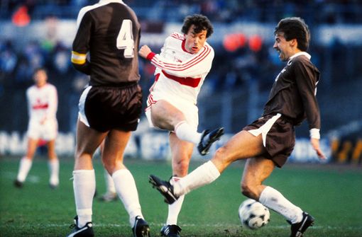 Szene aus dem Jahr 1988 – damals erzielte Karl Allgöwer (Mitte) einen Treffer beim 4:0-Heimsieg des VfB. Foto: Pressefoto Baumann