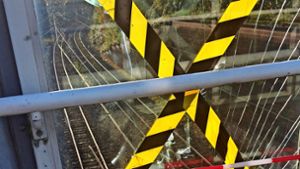 Einige Scheiben an den Treppenaufgängen am S-Bahnhalt Österfeld sind kaputt. Das ist aber nicht das einzige Problem. Foto: privat