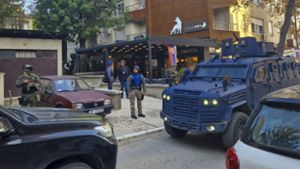 Kosovo-Polizisten durchsuchen ein Restaurant und ein Gebäude im nördlichen Teil der Stadt Mitrovica. Im Norden der geteilten Stadt Mitrovica leben hauptsächlich ethnische Serben. Foto: dpa/Radul Radovanovic