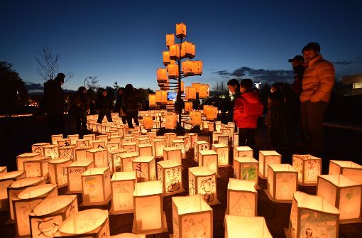 Tokio			-		Sechs Jahre nach der verheerenden Erdbeben- und Tsunami-Katastrophe in Japan haben die Menschen mit Gebeten und einer Schweigeminute der Tausenden Opfer gedacht Foto: AFP