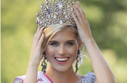 Céline Willers aus Stuttgart strahlt mit der Krone der „Miss Universe Germany“, jetzt will die 25-Jährige “Miss Universe“ werden. Foto: Miss Universe Germany