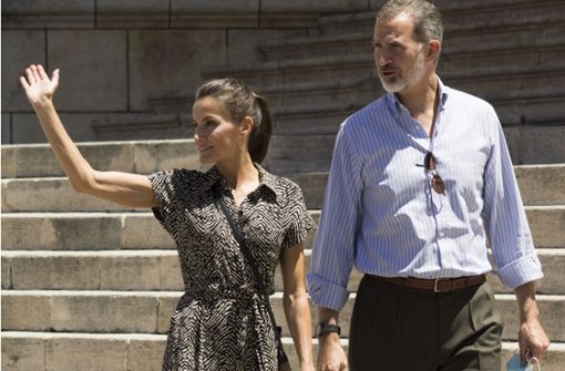 Felipe VI., König von Spanien, und seine Frau Letizia winken Anhängern zu. Das Königspaar reist zurzeit durch Spanien mit dem Ziel, die wirtschaftliche Erholung zu fördern. Foto: dpa/Rubén Marco Checa