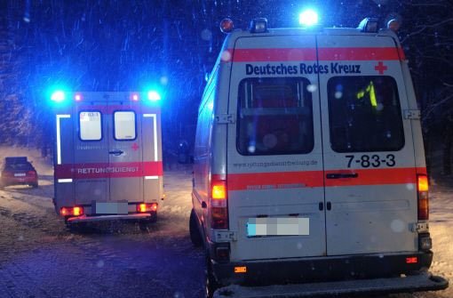 Ein mysteriöser Todesfall beschäftigt die Polizei in Weinstadt im Rems-Murr-Kreis. Ein 43-Jähriger ist dort am Samstagabend von einem Transporter überrollt worden. Am Montag starb der Mann im Krankenhaus. Foto: dpa/Symbolbild