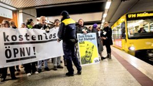 Stadtbahnfahren mit Transparent, Plakaten und einer politischen Mission. Foto: Lichtgut/Christoph Schmidt