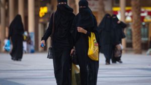 Frauen müssen in Saudi-Arabien in der Öffentlichkeit eigentlich weite Gewänder und Kopftücher tragen. (Symbolbild) Foto: dpa