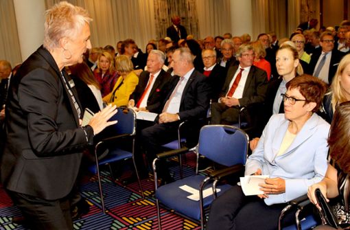 Protokollchefin  Maxi von Bleyle  (links) stimmt die CDU-Vorsitzende und Verteidigungsministerin  Annegret Kramp-Karrenbauer auf den 45. Dekra-Dialog ein. Foto: Christof R. Sage