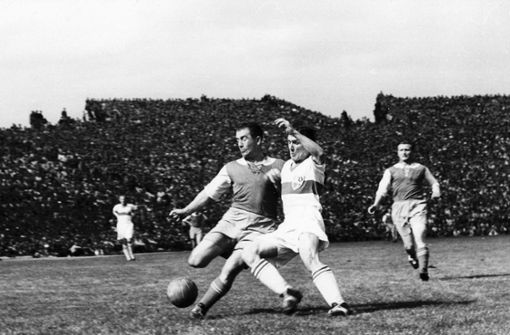 VfB-Mann Erich Retter (rechts) im Endspiel der deutschen Meisterschaft 1962.  Foto: Baumann/