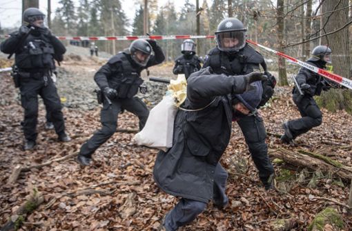 Die Polizei geht gegen Waldschützer vor. Foto: dpa/Boris Roessler