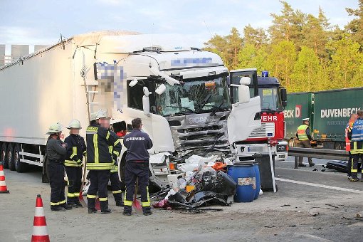 Bei einem schweren Verkehrsunfall auf der Autobahn 6 bei Nürnberg sind am Dienstag mindestens vier Menschen ums Leben gekommen. Foto: dpa