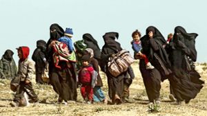 Frauen fliehen im Februar mit ihren Kindern aus dem IS-Dorf Al-Baghus  in Ost-Syrien, das als letzte  Bastion der Terrormiliz galt. Foto: dpa