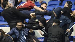 Die Fans von Olympique Lyon und Besiktas Istanbul bekämpfen sich vor dem Europa-League-Spiel. Foto: AFP