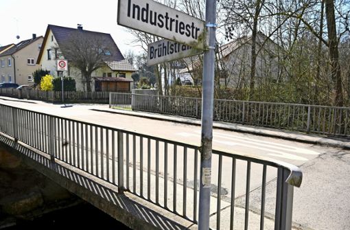 Die Brücke über die Bottwar soll saniert werden und breite Gehwege bekommen. Foto: Werner Kuhnle