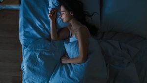 Schlafen Frauen wirklich schlechter als Männer? Foto: Gorodenkoff/Shutterstock.com