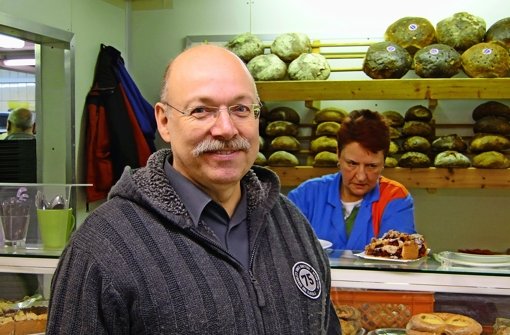 Norbert Matheis arbeitet gerne im Laden der Schwäbischen Tafel. Ein Einkauf für knapp sieben Euro ernährt eine ganze Familie. Foto: Waltraud Daniela Engel