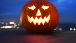 Das populäre Halloween-Brauchtum rund um Jack O’Lantern, den ausgehöhlten Kürbis mit eingeschnitzter Fratze, stammt aus Irland. Mit der Auswandererwelle im 19. Jahrhundert schwappte es in die USA über. Foto: dpa
