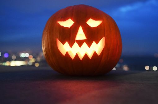 Das populäre Halloween-Brauchtum rund um Jack O’Lantern, den ausgehöhlten Kürbis mit eingeschnitzter Fratze, stammt aus Irland. Mit der Auswandererwelle im 19. Jahrhundert schwappte es in die USA über. Foto: dpa