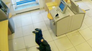 Der Mann lag bewusstlos in einer Essener Bankfiliale. Er starb eine Woche später. Foto: Polizei Essen