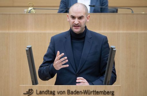 Finanzminister Danyal Bayaz (Grüne) verteidigte am Mittwoch im Landtag den geplanten Teilverkauf. Foto: dpa/Marijan Murat