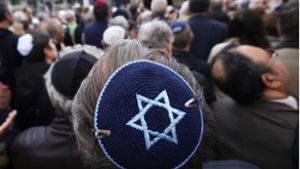 Ein Mann mit einer Kippa nimmt im Jahr 2018 an der Solidaritätskundgebung „Berlin trägt Kippa“ der Jüdischen Gemeinde zu Berlin teil. Foto: Michael Kappeler/dpa